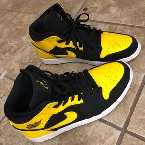 Air Jordan 1 Mid “New Love”